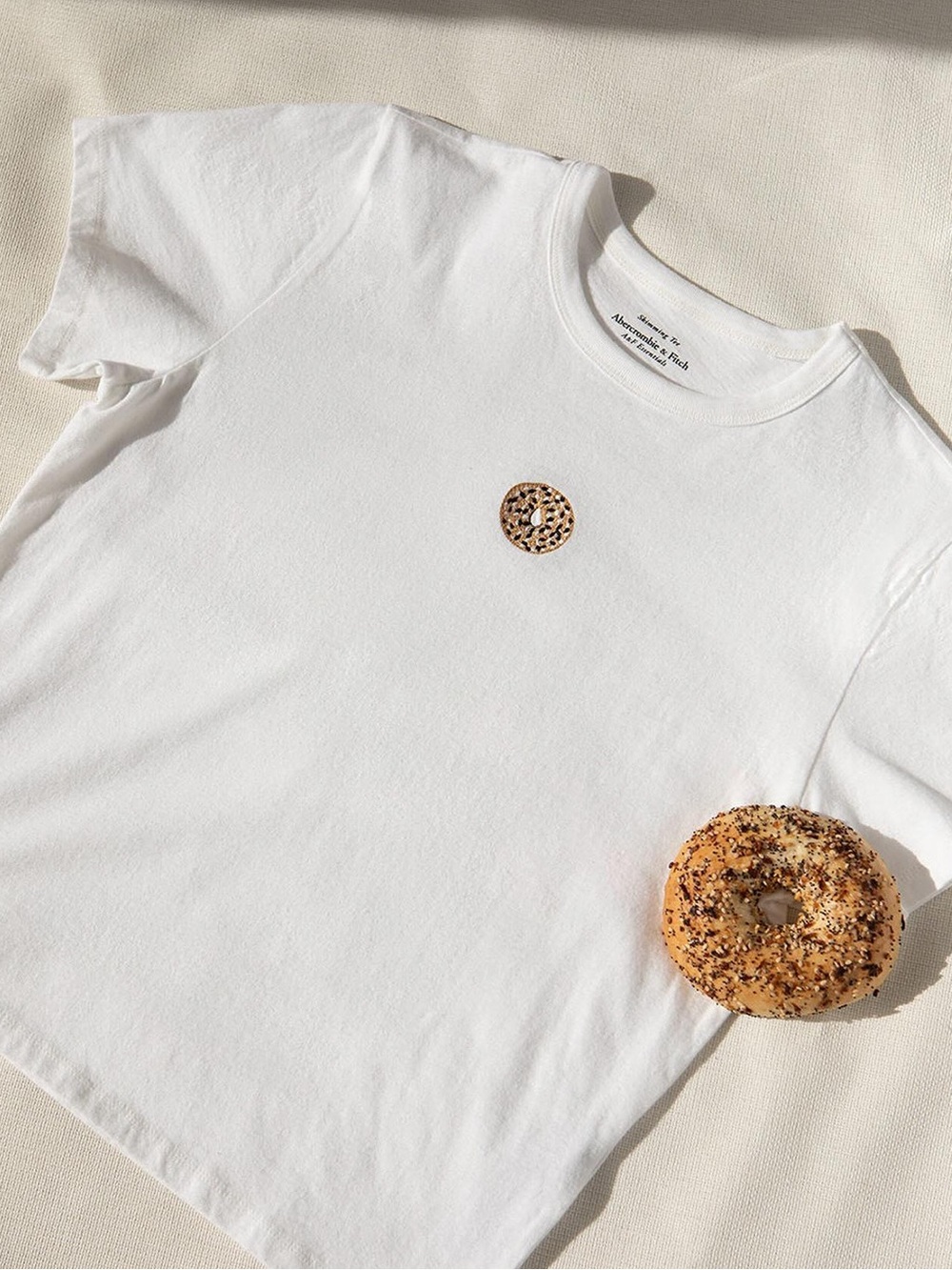 NWT Abercrombie & Fitch Women's
Short-Sleeve bagel Graphic Skimming Tee — M